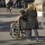 Las trabajadoras de la dependencia pelean por llegar a mileuristas: "Somos grúas humanas, esclavas"
